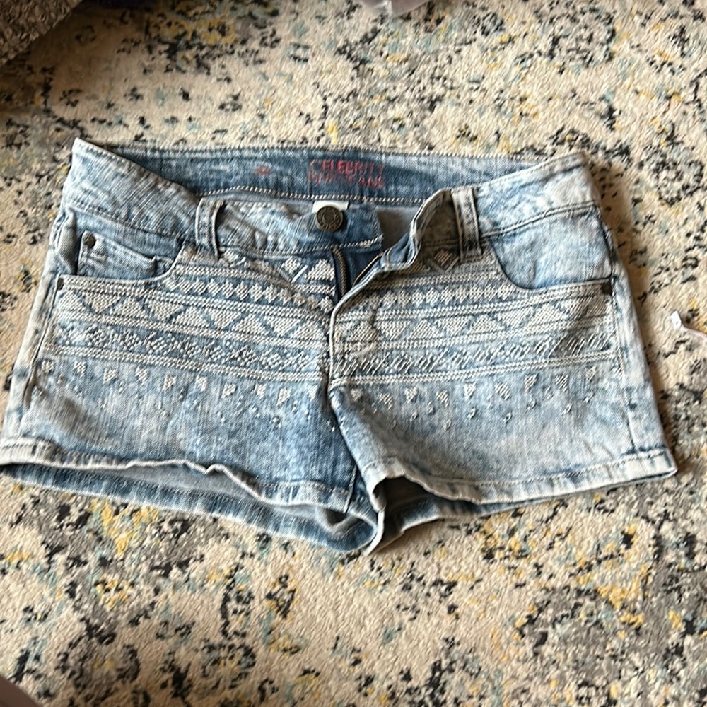Short white washed denim shorts 🔥
